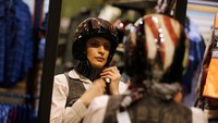 Maryam tampak mencoba-coba helm di pusat pelatihan yang ada di Manama, Bahrain