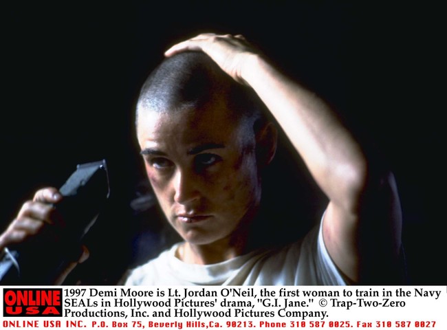 Demi Moore berperan sebagai Letnan Jordan ONeil di film G.I. Jane (1997). Diceritakan, karakternya menjadi perempuan pertama yang dilatih di Angkatan Laut. Untuk peran tersebut, ia merelakan rambutnya dipangkas habis.  Foto: Getty Images