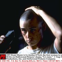 Demi Moore berperan sebagai Letnan Jordan ONeil di film G.I. Jane (1997). Diceritakan, karakternya menjadi perempuan pertama yang dilatih di Angkatan Laut. Untuk peran tersebut, ia merelakan rambutnya dipangkas hingga cepak. (Foto: Getty Images)