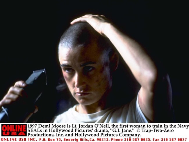 Demi Moore berperan sebagai Letnan Jordan ONeil di film G.I. Jane (1997). Diceritakan, karakternya menjadi perempuan pertama yang dilatih di Angkatan Laut. Untuk peran tersebut, ia merelakan rambutnya dipangkas hingga cepak. (Foto: Getty Images)