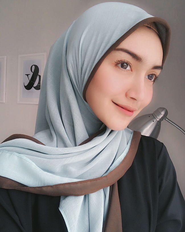 Baru-baru ini, ia kembali mengejutkan netizen dengan keputusannya berhijab. Melody Prima mengunggah foto hijab pertamanya di Instagram pada tanggal 27 Februari 2018. Foto: Instagram/MelodyPrima