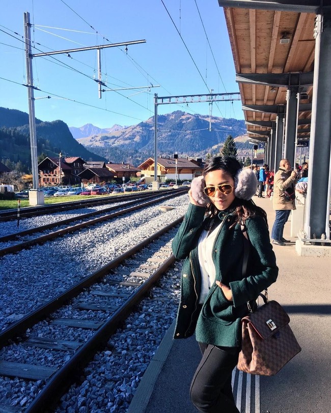 Berpose di stasiun kereta saat liburan ke Swiss, Rachel Vennya yang saat masih pacaran dengan sang suami, Niko atao Okin kerap berpergian ke berbagai negara itu terlihat membawa tas LouisVuitton Damier Ebene Bergamo Brown seharga US$ 1.708 atau sekitar Rp 24 juta. Foto: Dok. Instagram Rachel Vennya