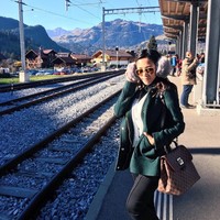 Berpose di stasiun kereta saat liburan ke Swiss, Rachel Vennya yang saat masih pacaran dengan sang suami, Niko atao Okin kerap berpergian ke berbagai negara itu terlihat membawa tas LouisVuitton Damier Ebene Bergamo Brown seharga US$ 1.708 atau sekitar Rp 24 juta. Foto: Dok. Instagram Rachel Vennya