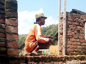 Akses Rumah Ditutup, Warga Ciledug Ini Terpaksa Panjat Tembok 2 Meter