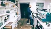 Mesin-mesin kopi canggih melengkapi kedai kopi di Moscow. Banyak pengunjung mencari secangkir latte yang nikmat. Foto: Moscow Coffee Book