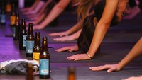 Terbaru, sebuah kelas yoga di Melbourne juga membuka sesi beer yoga. (Foto: Michael Dodge/Getty Images) 