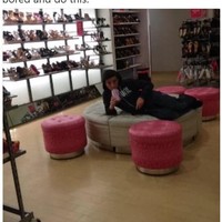 Salah satu bentuk kebosanan para pria saat capek menunggu wanita beli barang. Foto: Instagram/Twitter