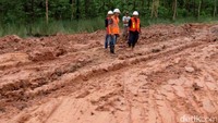 Dalam perjalannya, Basuki yang beberapa kali turun dari kendaraannya mengaku geram karena melihat kondisi jalan yang dilaluinya tampak rusak dan tak sesuai kondisi yang seharusnya.