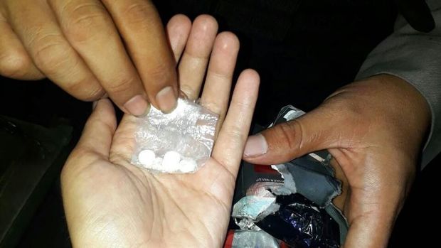 Pil dobel L yang diamankan