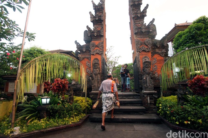 Hari Raya Nyepi akan jatuh pada esok hari. Sejumlah umat Hindu pun melakukan persiapan dengan menghias Pura Amerta Jati, di Jakarta, Jumat (16/3).
