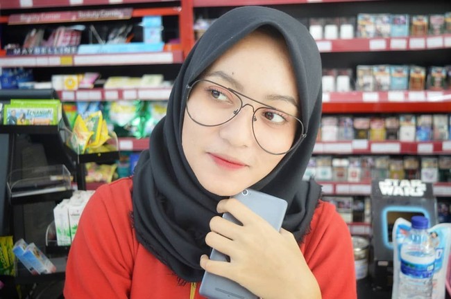 Hijabers cantik pemilik akun Instagram @naelly_naelly ini memiliki kecantikan yang memesona. Foto: Instagram