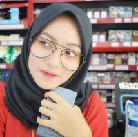 Hijabers cantik pemilik akun Instagram @naelly_naelly ini memiliki kecantikan yang memesona. Foto: Instagram