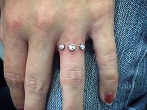 Ngeri atau Romantis? Lagi Tren Cincin Tunangan Ditindik di Jari Manis