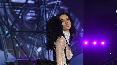 Happy Bday Kendall Jenner! Lihat Lagi Gaya Seksi Sang Scorpio Girl