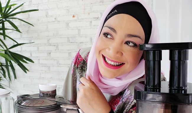 Hughes terlihat tambah fresh karena sering memakai busana yang colorful. Ia berani memakai warna-warna terang seperti fuschia, kuning, hingga hijau. Foto: Instagram/Hughes.Dewi