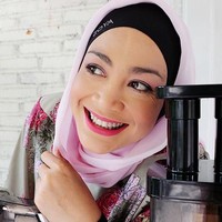 Hughes terlihat tambah fresh karena sering memakai busana yang colorful. Ia berani memakai warna-warna terang seperti fuschia, kuning, hingga hijau. Foto: Instagram/Hughes.Dewi