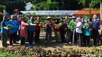 Hidroponik yakni bercocok tanam tanpa menggunakan media tanah, dan lebih mengutamakan media air yang telah dicampur dengan nutrisi. Ini sangat cocok dilakukan untuk bercocok tanam di area yang minim lahan.