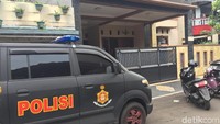 Pencurian dengan senjata api terjadi siang bolong di Duren Sawit, Jakarta Timur. Sejumlah perhiasan raib digondol pencuri. Setelah Polisi melakukan pengusutan, rupanya otak dari aksi ini merupakan pembantu rumah tangga (PRT) di rumah tersebut. Kini PRT tersebut telah dijadikan tersangka. Kepada Polisi, dia mengaku khilaf. (Foto: Ibnu Hariyanto-detikcom)
