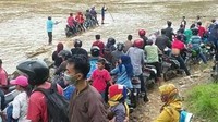 Cukup banyak warga yang antre memanfaatkan jasa ini. Sebab Jembatan Gerendong jadi akses terdekat untuk menghubungkan daerah Parung dengan Ciseeng. (Foto: Bambang Aribowo/pasangmata.detik.com)