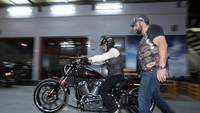 Tak cuma 1 jenis motor yang dicoba Maryam untuk belajar mengendarai moge.