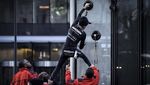 Riuh Dunia dalam Gambar: Hujan Emas di Rusia, Spiderman di Prancis