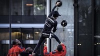 Tak semua usahanya mulus. Seperti pada 14 Maret 2018 lalu ketika dia dicegat petugas saat hendak memanjat salah satu gedung di Paris. Pada akhirnya, dia tetap berhasil memanjat gedung pencakar langit tersebut. (Foto: AFP PHOTO / PHILIPPE LOPEZ)