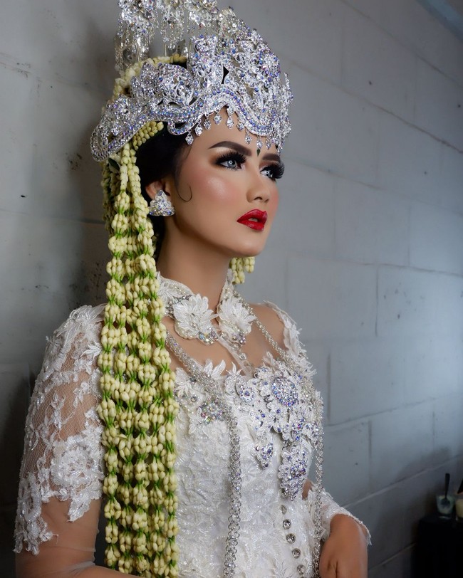 Jika dalam kesehariannya sebagai polwan, Bripda Ismi lebih suka tampil dengan makeup flawless, ketika menikah dia tampil manglingi. Makeup artist Epulpermadi menerapkan makeup glamour pada wajah polwan cantik yang saat kasus teroris bom panci di Bandung viral karena bertugas sebagai fotografer itu. Foto: Instagram/ismiaisyah20,epulpermadi