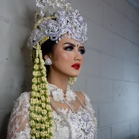 Jika dalam kesehariannya sebagai polwan, Bripda Ismi lebih suka tampil dengan makeup flawless, ketika menikah dia tampil manglingi. Makeup artist Epulpermadi menerapkan makeup glamour pada wajah polwan cantik yang saat kasus teroris bom panci di Bandung viral karena bertugas sebagai fotografer itu. Foto: Instagram/ismiaisyah20,epulpermadi