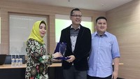 Usai acara, Manager Humas Fakultas Vokasi UI, Ahmad Ridho memberikan kenang-kenangan kepada Direktur AMITRA. Foto: dok. Universitas Indonesia