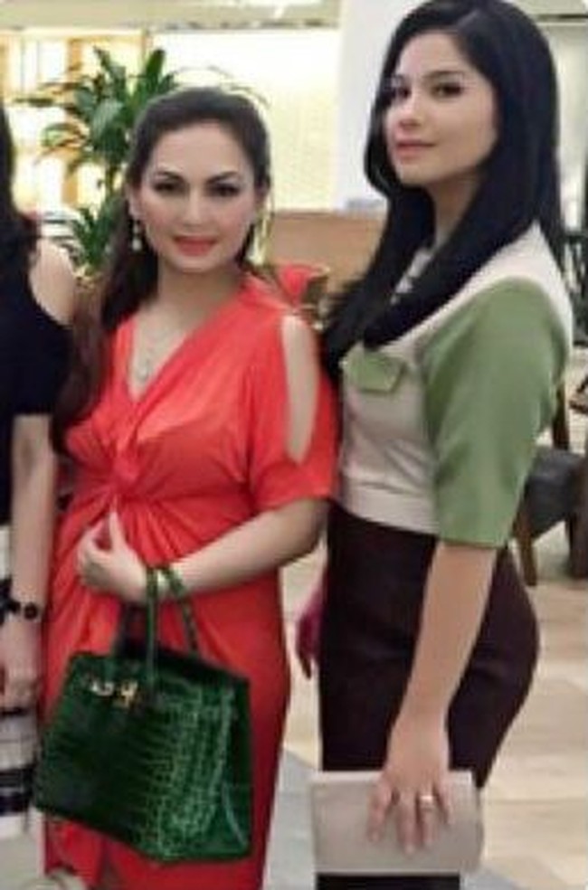 Penyanyi lawas berikutnya yang juga pecinta Hermes adalah Nia Daniaty. Pelantun Gelas-Gelas Kaca itu pernah terlihat membawa tas Hermes berwarna emerald green saat berpose dengan Annisa Pohan. Tas Hermes Birkin yang dipakai Nia harganya mencapai US$ 85.000 atau sekitar Rp 1,2 miliar. Foto: Instagram hermesselebriti