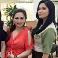 Penyanyi lawas berikutnya yang juga pecinta Hermes adalah Nia Daniaty. Pelantun Gelas-Gelas Kaca itu pernah terlihat membawa tas Hermes berwarna emerald green saat berpose dengan Annisa Pohan. Tas Hermes Birkin yang dipakai Nia harganya mencapai US$ 85.000 atau sekitar Rp 1,2 miliar. Foto: Instagram hermesselebriti