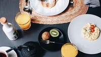 Gadis 23 tahun ini sedang sarapan lho. Ada segelas orange juice, kiwi, scrambled egg dan pancake. Wah, kira-kira favorit Maudy yang mana ya? Foto: Instagram maudyayunda