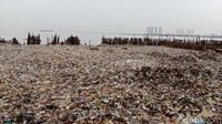 Proses pengangkatan sampah di Teluk Jakarta hari ini selesai. Kegiatan akan dilanjutkan Minggu (18/3) besok.