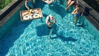 Selebgram sekaligus travel blogger Marisca Prudence juga asyik menikmati floating breakfast di Bali. Ia melewatkan momen seru ini bersama teman-temannya. Foto: Instagram
