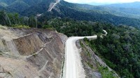 Namun tak hanya jalan yang rusak, jalan Trans Papua juga banyak yang sudah bisa dijajal oleh aspal dan mulus.