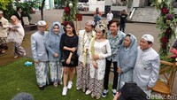 Kedatangannya tak luput menyita perhatian para tamu undangan dan keluarga kedua mempelai. Foto: Mahardian Prawira Bhisma