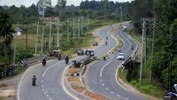 Kondisi jalan Trans Papua Barat 77% sudah beraspal dan sisanya masih berupa perkerasan tanah sepanjang 134,88 km dan diperlukan perbaikan geometrik jalan sepanjang 29,5 km.  