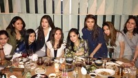 Sebelumnya, Nagita Slavina sempat bersama dengan Titi Kamal. Keduanya dan teman lainnya mengadakan arisan. Foto: Instagram