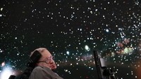 Fisikawan Stephen Hawking meninggal di usianya yang ke-76 tahun. Stephen Hawking disebut-sebut salah satu orang dengan ALS yang mampu hidup jauh lebih lama dari perkiraan dokter. Ia berhasil berjuang melawan penyakitnya lebih dari 50 tahun. Foto: Getty Images
