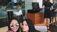 Penyanyi sekaligus penulis lagu ini sangat dekat dengan adiknya. Keduanya berpose sambil ditemani latte hangat. Foto: Instagram maudyayunda