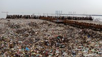 100 petugas gabungan Sudin Lingkungan Hidup berjibaku membersihkan lautan sampah di Teluk Jakarta, Muara Angke. Sudah 16 ton yang diangkat, tapi sampah yang masih bertumpuk.