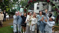 Keduanya dengan kedua mempelai bersama-sama melepas balon ke udara. Foto: Mahardian Prawira Bhisma