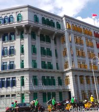 Becak di depan Old Hill Street Police Station, Singapura