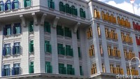 Penumpangnya mayoritas adalah warga negara asing. Nah bedanya dengan becak yang ada di Jakarta, penarik becak atau abang becak di Singapura berada di sebelah kanan penumpang.