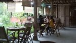Serunya! Ngopi Santai Sambil Memandang Sawah Menghijau di Sini