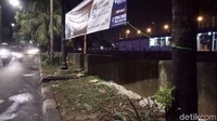 Tampak ceceran dagangan korban di sekitar lokasi tabrak lari. Polisi masih mencari pengemudi minibus yang menabrak korban.