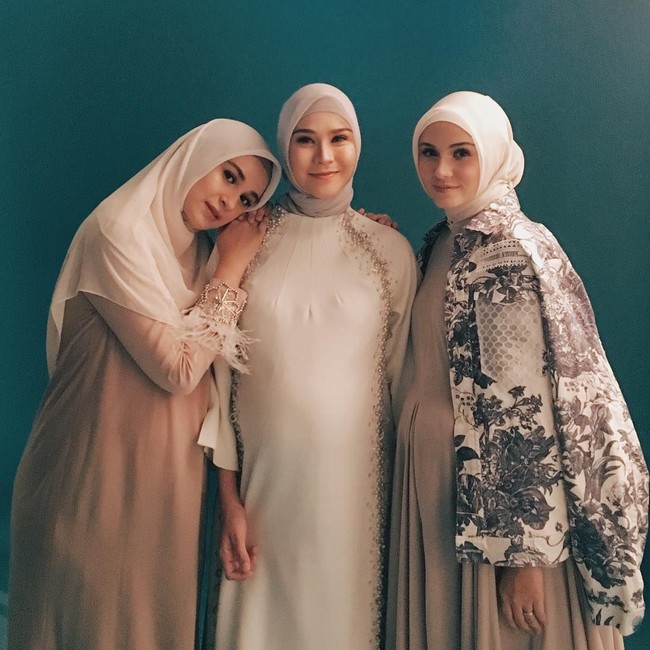 Memiliki usia kandungan yang berdekatan, Zaskia Adya Mecca, Zeezee Shahab, dan Shireen Sungkar kompak foto bareng. Dalam beberapa foto hasil karya Diera Bachir mereka tampil stylish dan glowing. Foto: Instagram