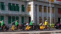 Becak di Singapura memang dikhususkan untuk pariwisata. Namanya Trishaw Uncle yang memang punya lisensi resmi dari Singapore Tourism Board. Sambil menyusuri jalanan di Singapura, para wisatawan juga dapat menikmati kuliner khas setempat maupun foto di tempat ikonik.