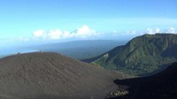 Gunung Soputan yang memiliki ketinggian 1.784 mdpl, dengan suhu rendah 15-20 derajat celcius. Biasanya, hanya bisa dinikmati oleh para pendaki sejati. (Michelle De Jonker/detikTravel)