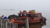 Kebanyakan sampah-sampah tersebut merupakan limbah rumah tangga. Pemprov DKI Jakarta pada hari pertama menerjunkan 150 petugas dan empat kapal fiber untuk proses pengangkutan. Total 19,3 ton sampah berhasil diangkut. (Foto: Eva Safitri/detikcom)